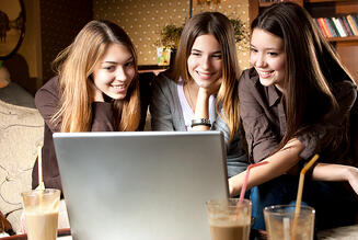 women_blogging_laptop